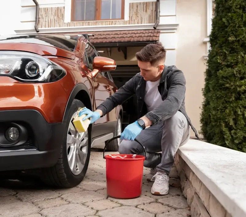 Lavage auto à domicile Saint-Hilaire-de-Voust : professionnel intervenant sur un véhicule